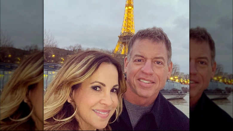 Catherine Mooty posando con Troy Aikman