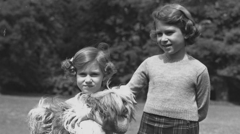 La princesa Margarita y la reina Isabel cuando eran niñas