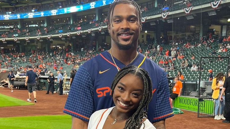 Jonathan Owens, posando con Simone Biles