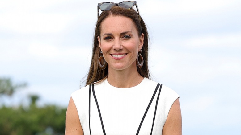 Kate Middleton vestido blanco rayas negras