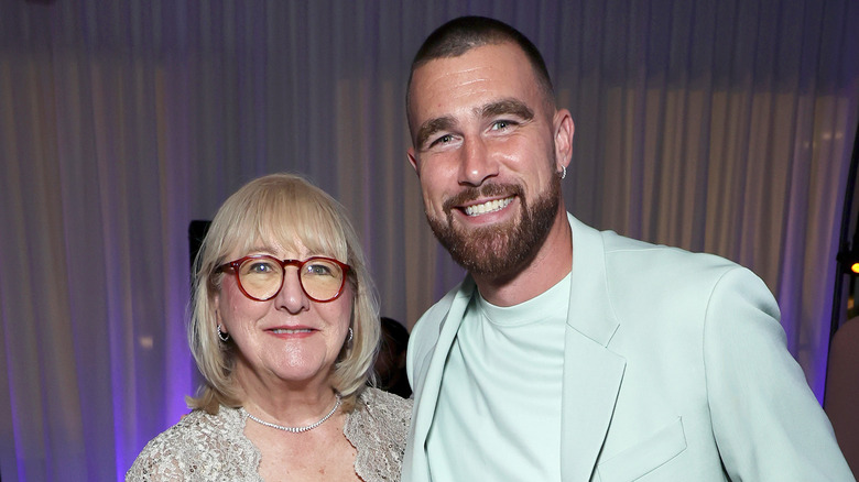 Travis Kelce con su mamá Donna Kelce