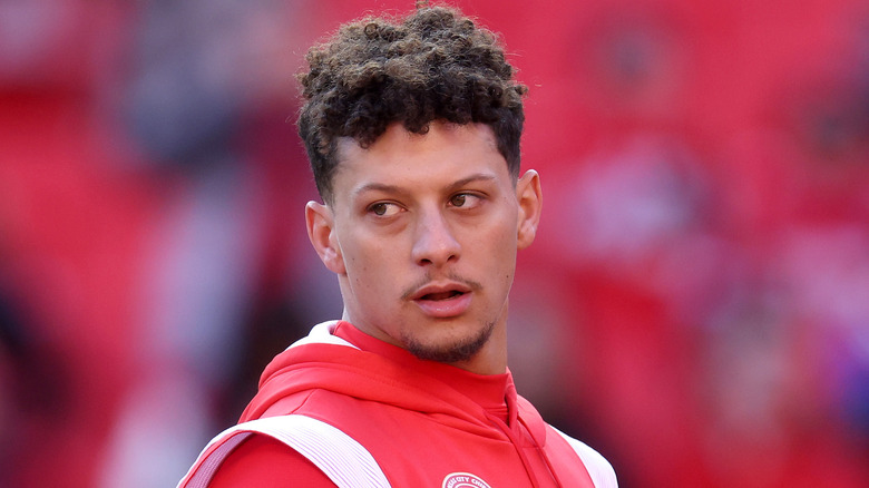 Patrick Mahomes vestido de rojo