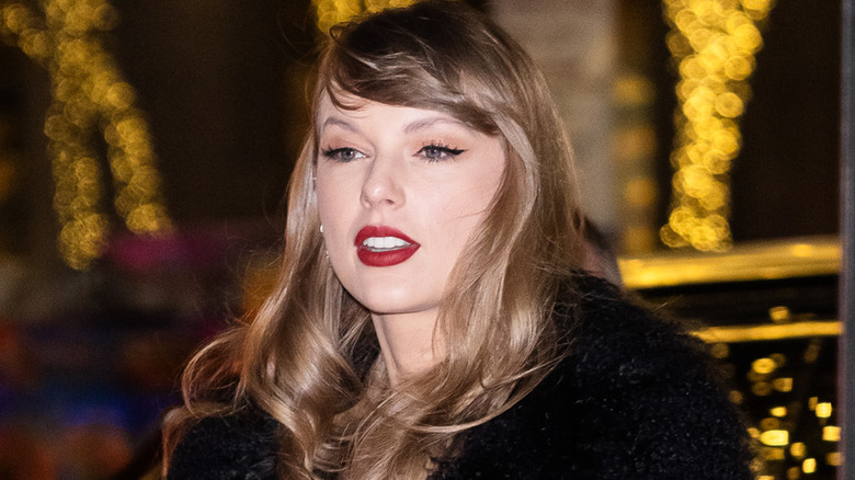 Taylor Swift con lápiz labial rojo