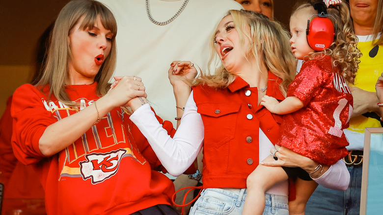 Taylor Swift y Brittany Mahomes bailando