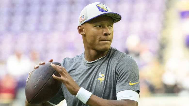 Joshua Dobbs en la práctica de los Vikings