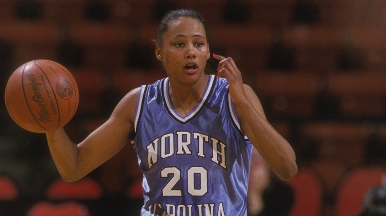 Marion Jones jugando baloncesto en NCU