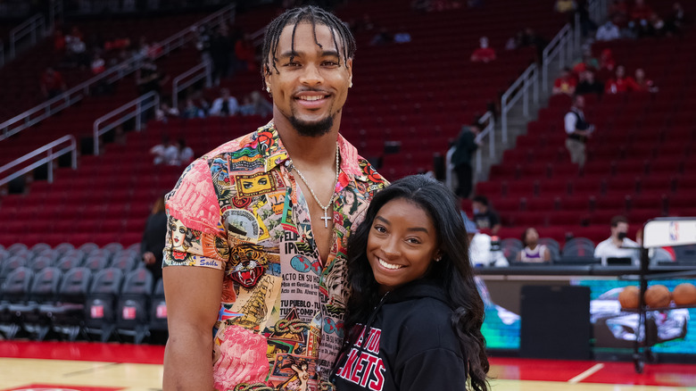 Simone Biles y Jonathan Owens sonriendo