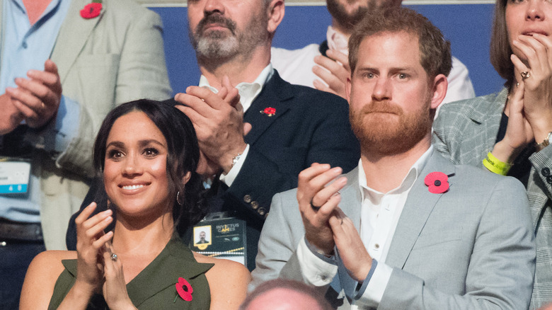 Meghan Markle y el príncipe Harry aplaudiendo