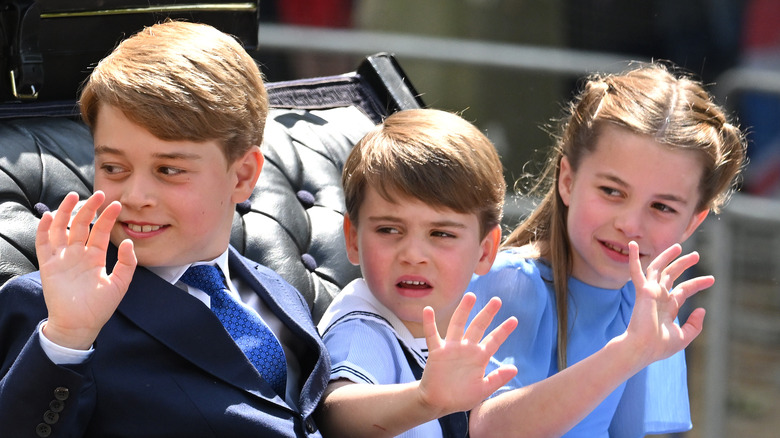 El príncipe George, el príncipe Louis y la princesa Charlotte saludando