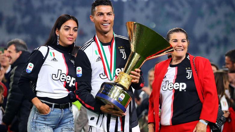 Cristiano Ronaldo posa con su mamá y su novia en 2019