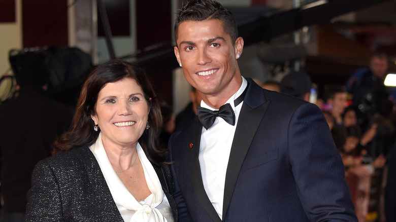 Cristiano Ronaldo posa con su mamá en 2015