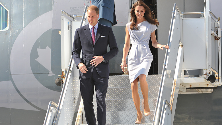 El príncipe William y Kate Middleton bajando del avión