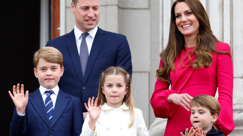 El príncipe William y Kate Middleton con niños