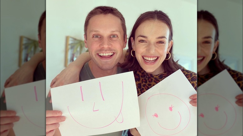 Elizabeth Henstridge y Zachary Abel sonriendo juntos