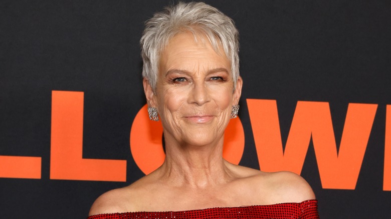 Jamie Lee Curtis vestido rojo sonriente