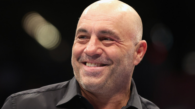 Joe Rogan sonriendo con camisa negra