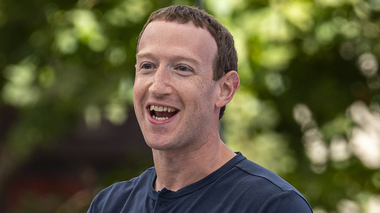 Mark Zuckerberg riendo con camisa azul