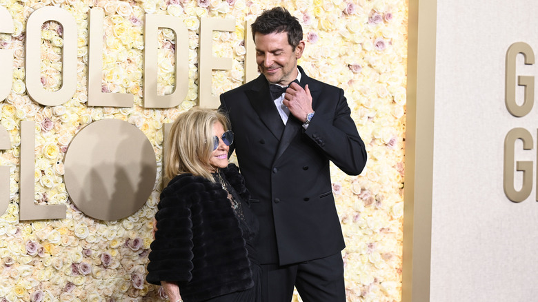 Bradley Cooper posando con su mamá