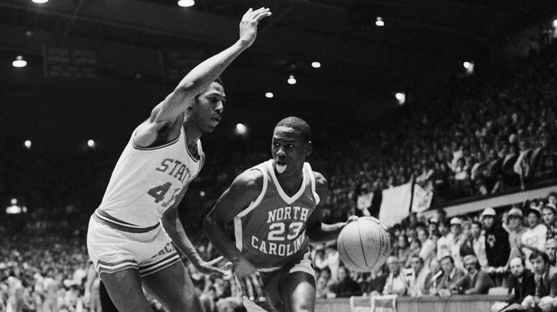 Michael Jordan jugando baloncesto universitario