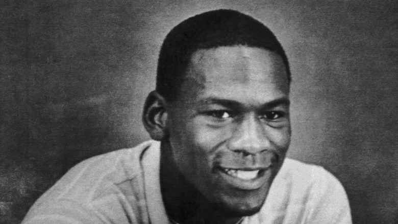 Michael Jordan sonriendo en la universidad