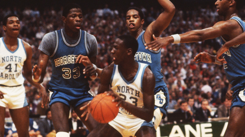 Michael Jordan jugando durante la final de la NCAA 1982