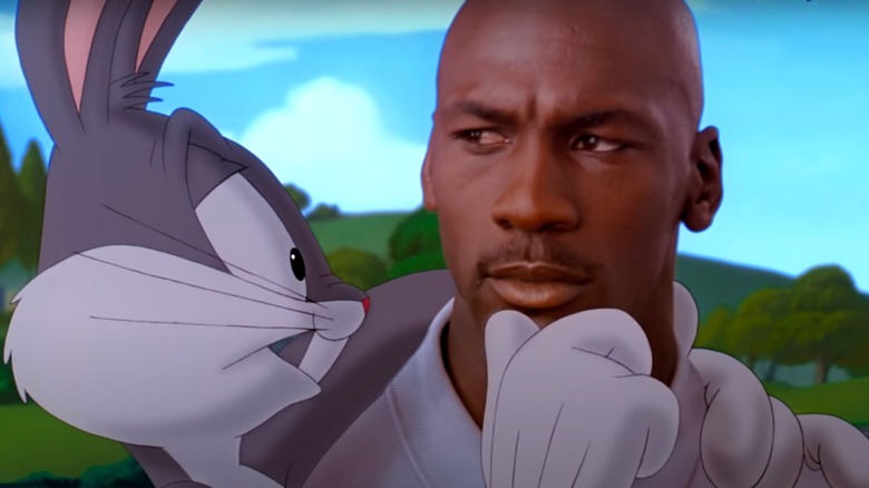 Michael Jordan sosteniendo a Bugs Bunny en Space Jam