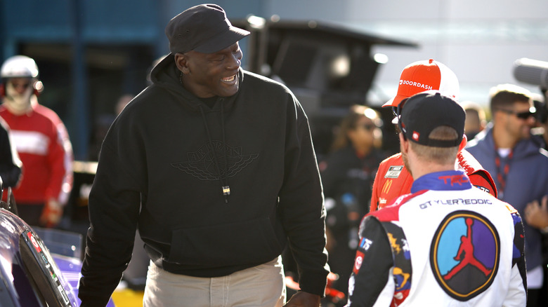 Michael Jordan sonriendo en la carrera de NASCAR