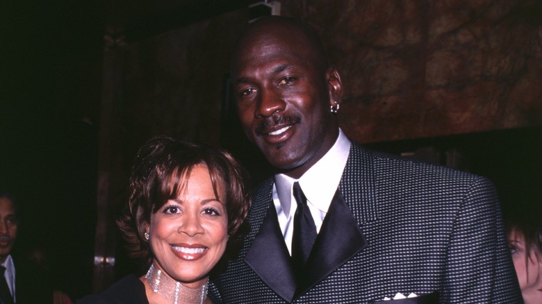 Michael Jordan sonriendo con su esposa Juanita