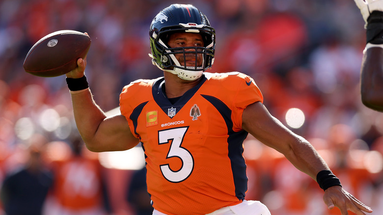 Russell Wilson jugando para los Denver Broncos