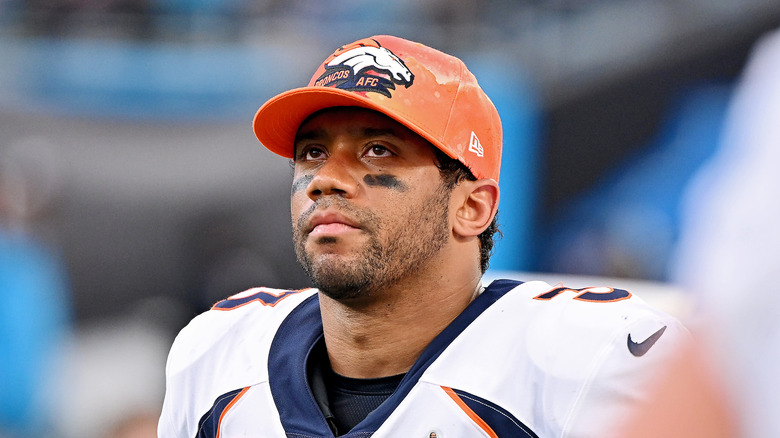 Russell Wilson con gorra de los Denver Broncos