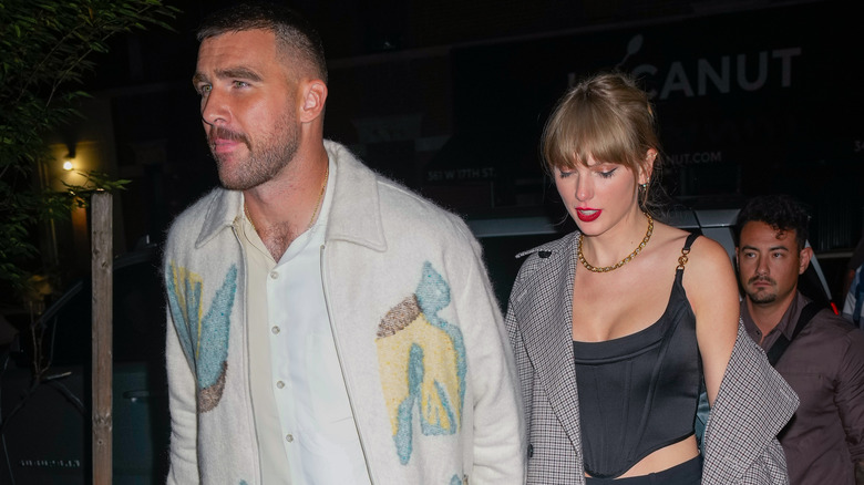 Travis Kelce y Taylor Swift caminando