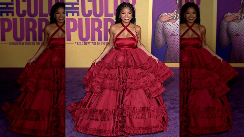 Halle Bailey luciendo un vestido rojo