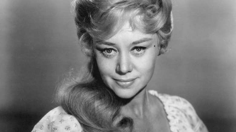 Glynis Johns sonriendo