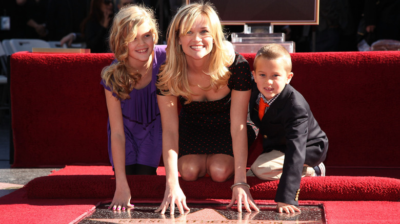 Reese Witherspoon, niños con estrella del Paseo de la Fama