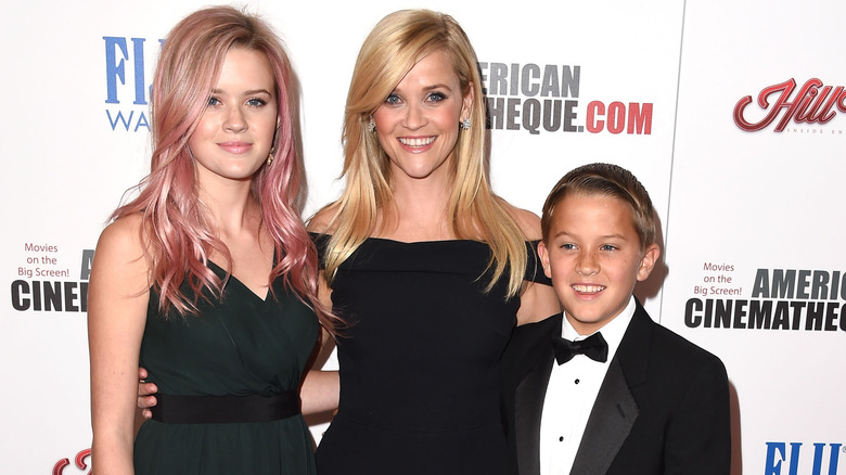 Reese Witherspoon posando con Ava y Deacon Phillippe