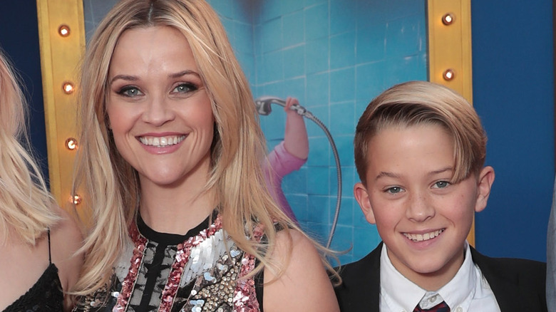 Reese Witherspoon y el diácono Phillippe sonriendo