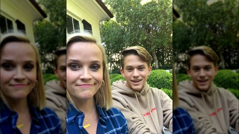 Reese Witherspoon y el diácono Phillippe sonriendo