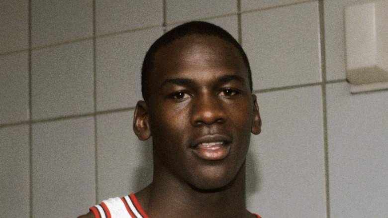 Michael Jordan en los años 80 en el vestuario