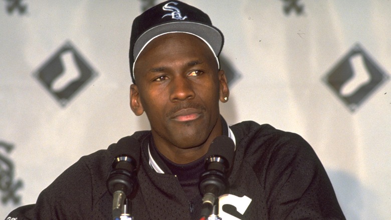 Michael Jordan durante la conferencia de prensa de béisbol