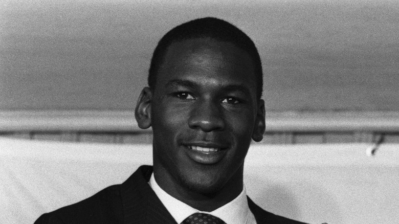 Foto en blanco y negro de Michael Jordan con traje