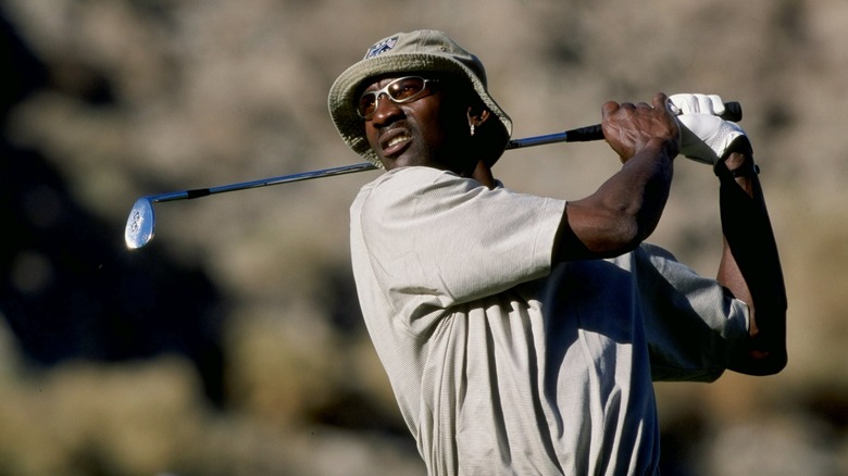 Michael Jordan jugando al golf