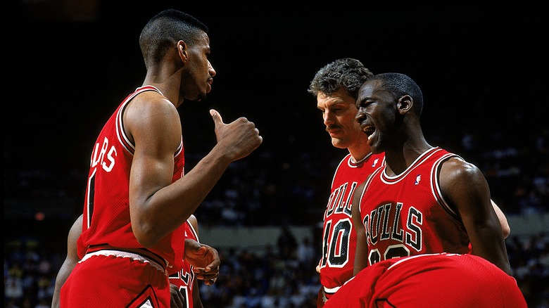 Michael Jordan dirigiéndose a sus compañeros de los Bulls