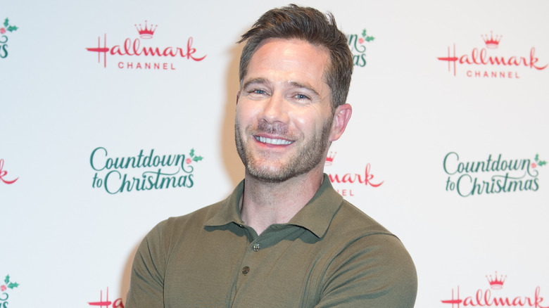 Luke Macfarlane en una alfombra roja