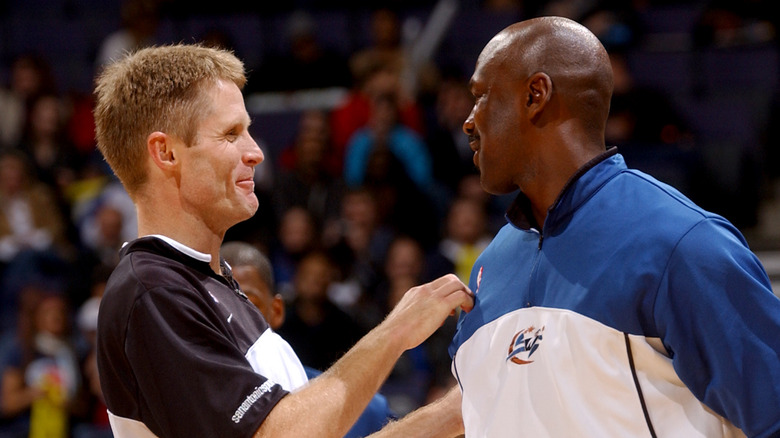 Steve Kerr y Michael Jordan en la cancha de baloncesto