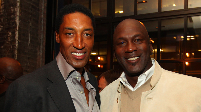 Scottie Pippen de pie junto a Michael Jordan