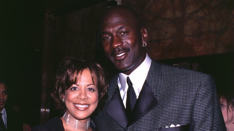 Michael Jordan y Juanita Vanoy juntos sonriendo