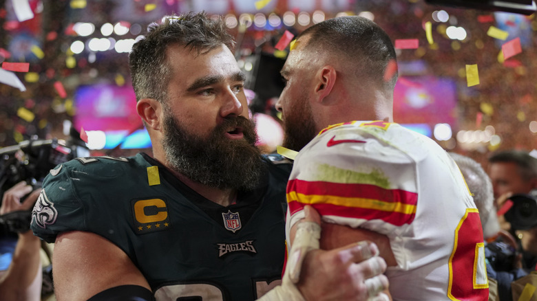 Travis y Jason Kelce en el campo de fútbol