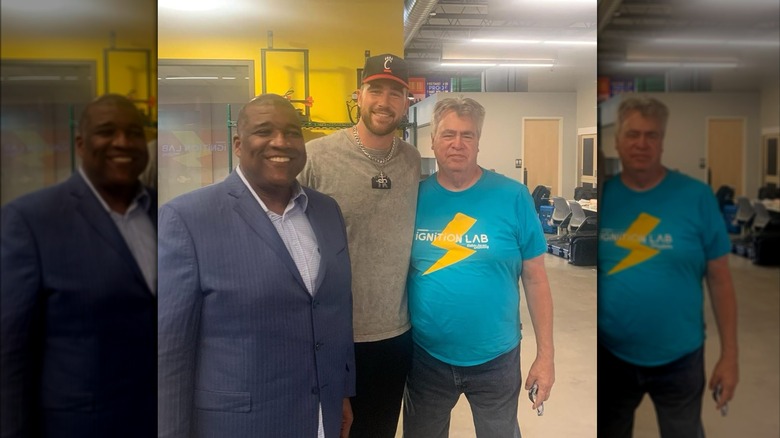 Travis y Ed Kelce posan con Kurt Menefee