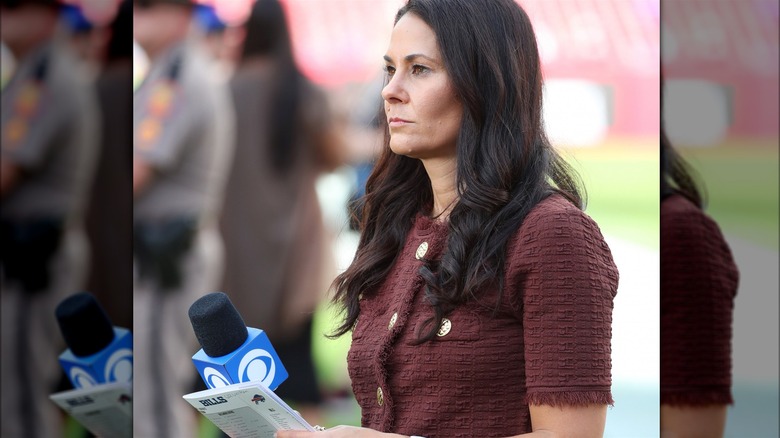 Tracy Wolfson parada al margen del fútbol 