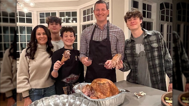 Tracy Wolfson posando con su familia